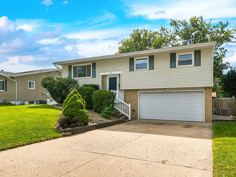 1610 W Oakglen Dr