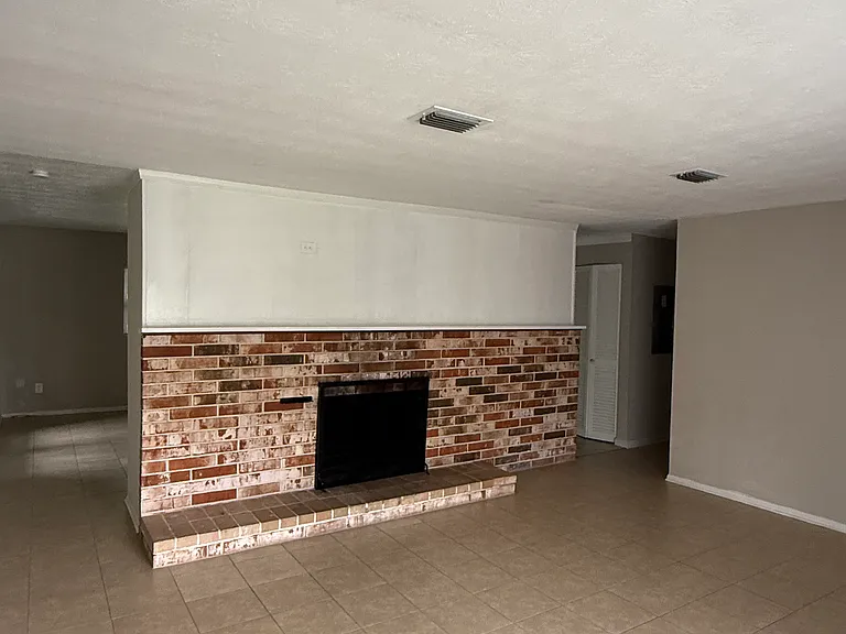 2589 Eastill Dr — Photo 2