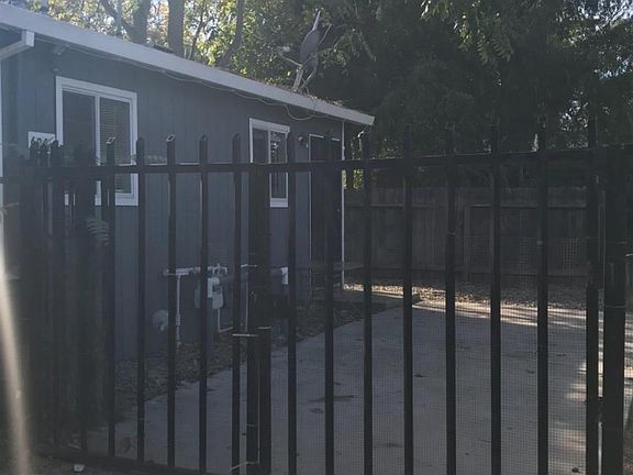 4th image of 624 N School St