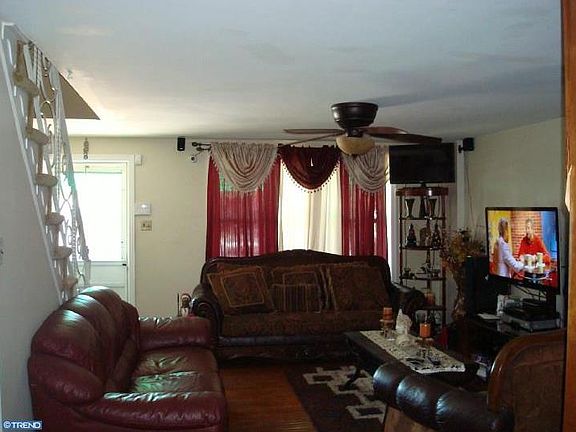 2nd image of 2117 Devereaux Ave