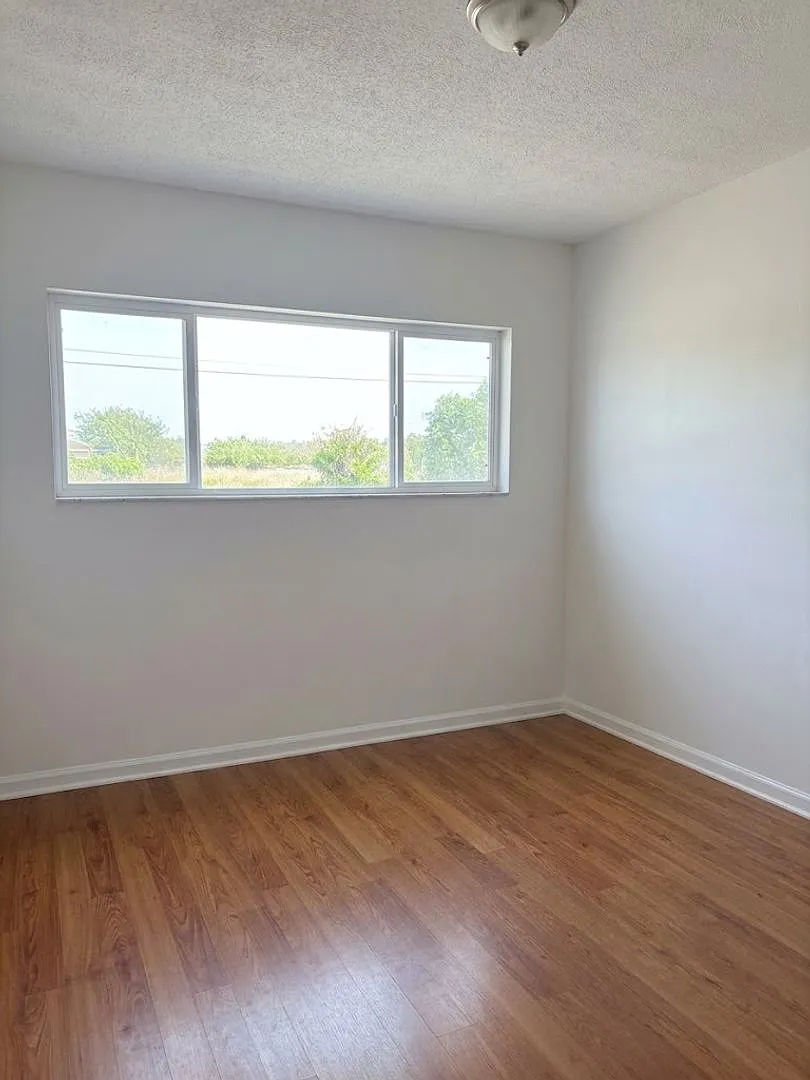 Experience Ultimate Comfort: Your Dream Home in the Heart of the Pasadena!" — Photo 4
