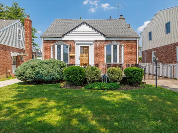 10 Wilton Street, New Hyde Park, NY 11040