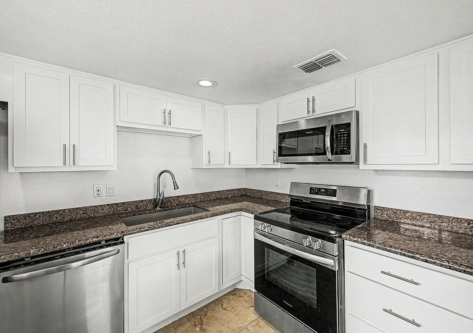 One Bedroom, One Bathroom with Fireplace — Photo 2