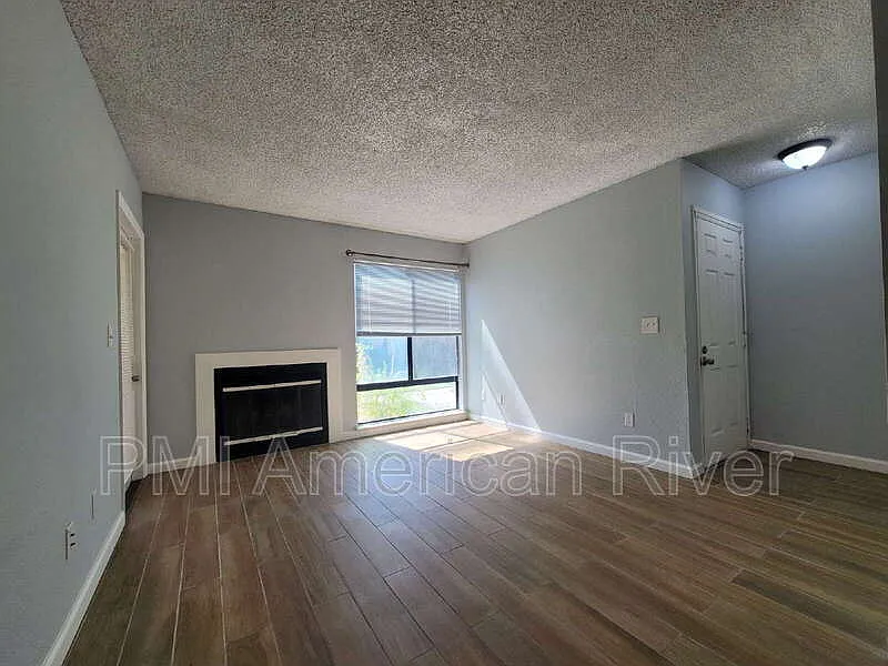 2 bed, 2.0 bath, 826 sqft, $1,495 — Photo 2