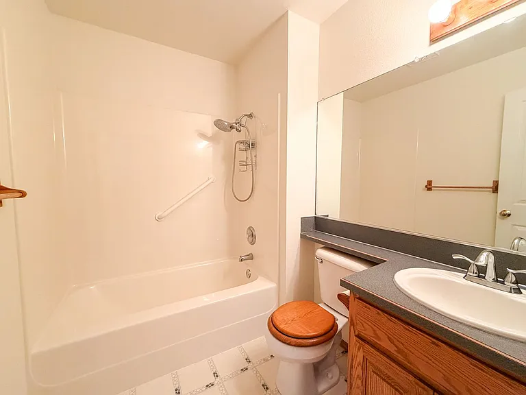 364 SE Davis Ct — Photo 18