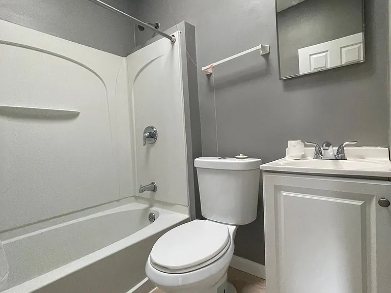 2516 Barclay St — Photo 2