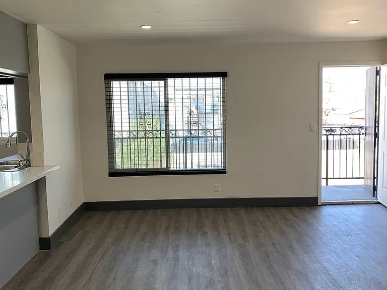 1881 W Jefferson Blvd — Photo 3