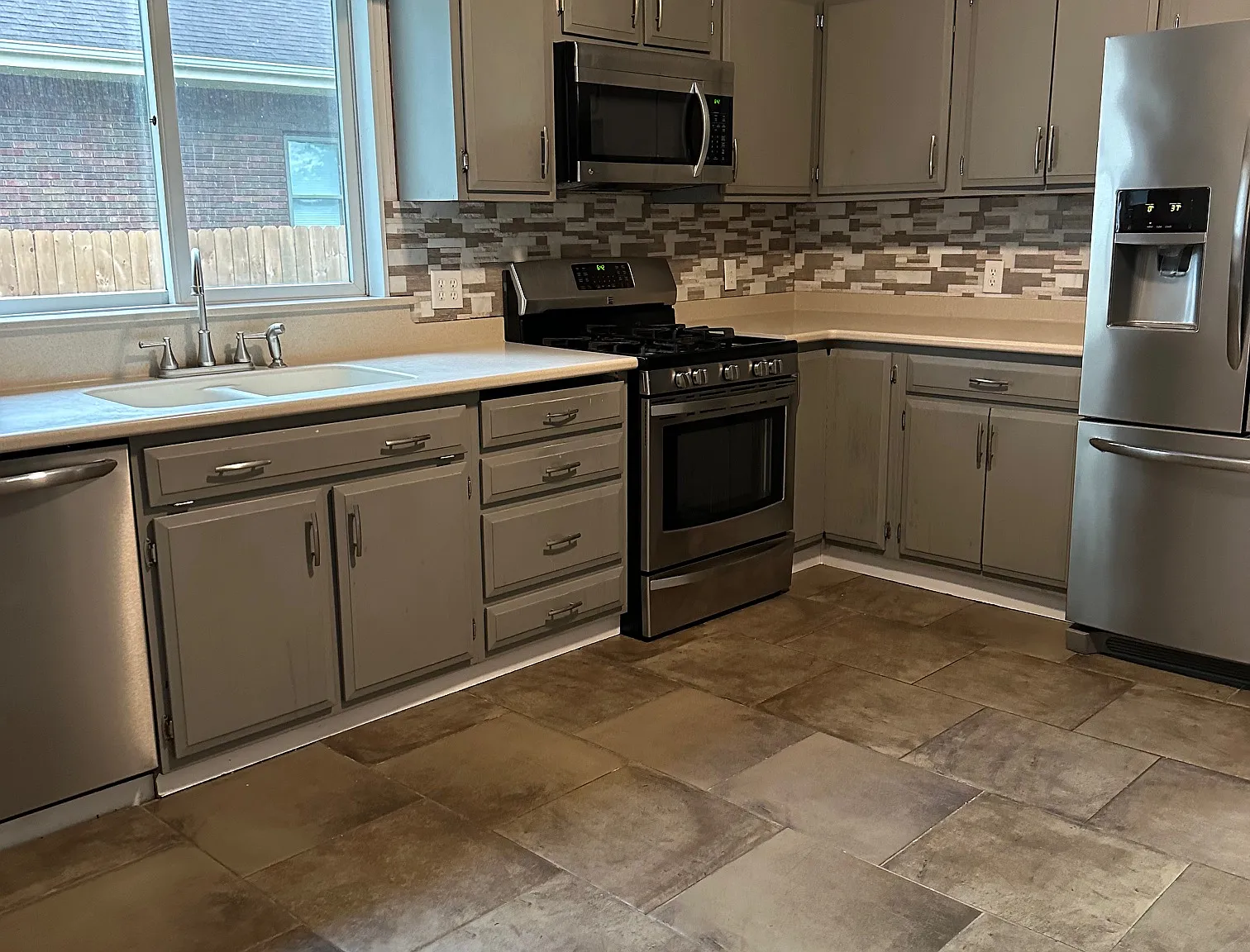 5 bed, $3,195 — Photo 3