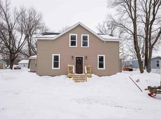 104 E Cedar St #E, Quasqueton, IA 52326