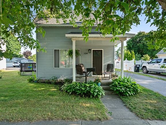 4th image of 104 E Lincoln St