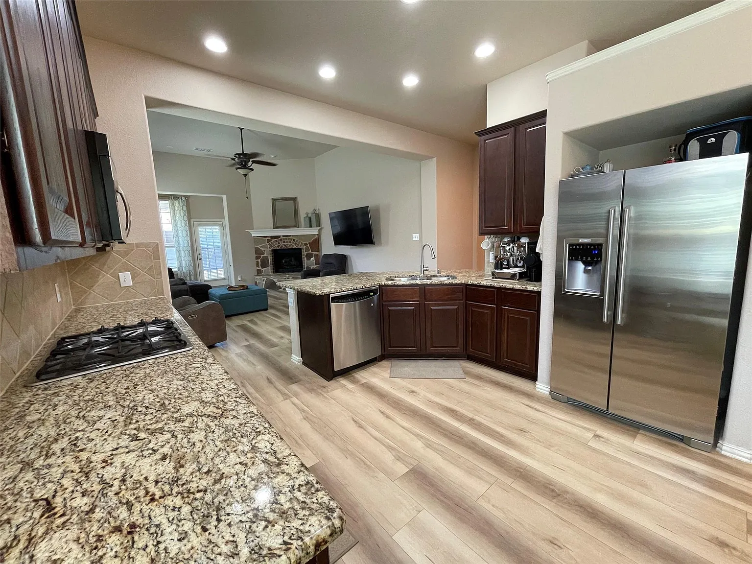 3 bed, 2216 sqft, $2,450 — Photo 4