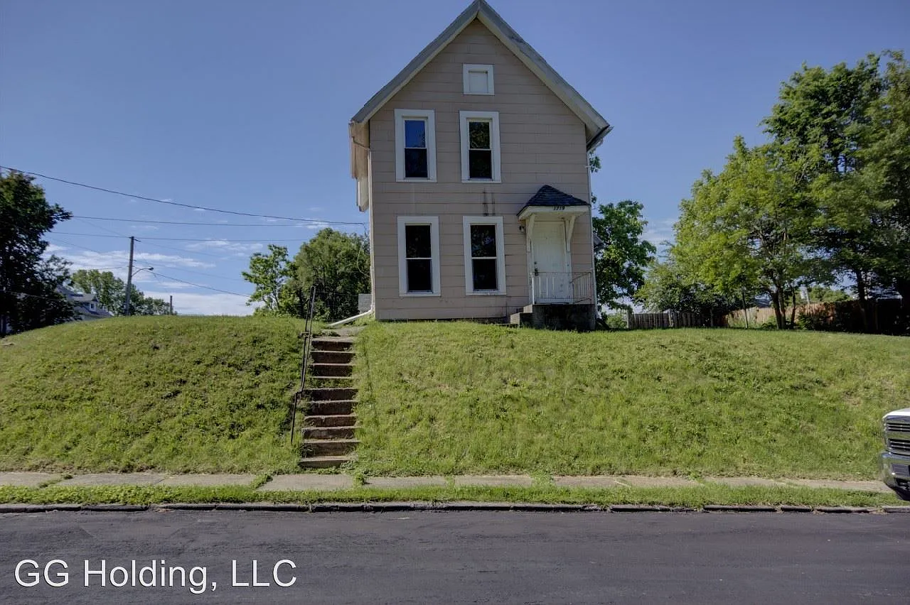 1719 E 13th St photo 1