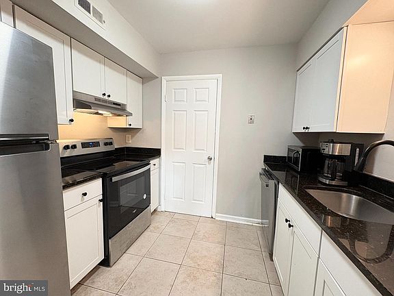 3rd image of 3813 Segundo Pl Suite D