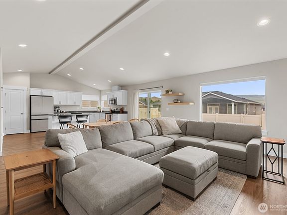 5th image of 282 Emma Drive