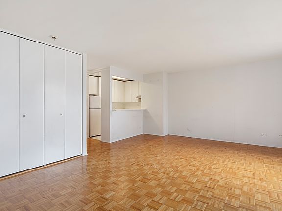 4th image of 215 W 95th St APT 9R