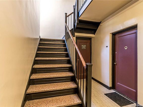 3rd image of 140 Woodside Grn APT 2B
