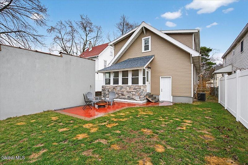5th image of 36 Frost Place