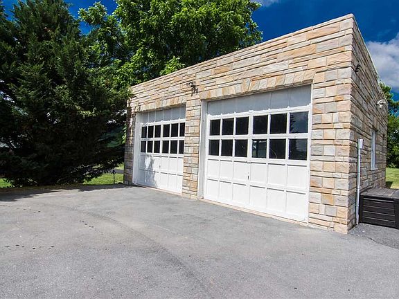 5th image of 215 Pear St