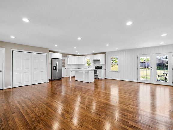 5th image of 200 Mimosa Dr