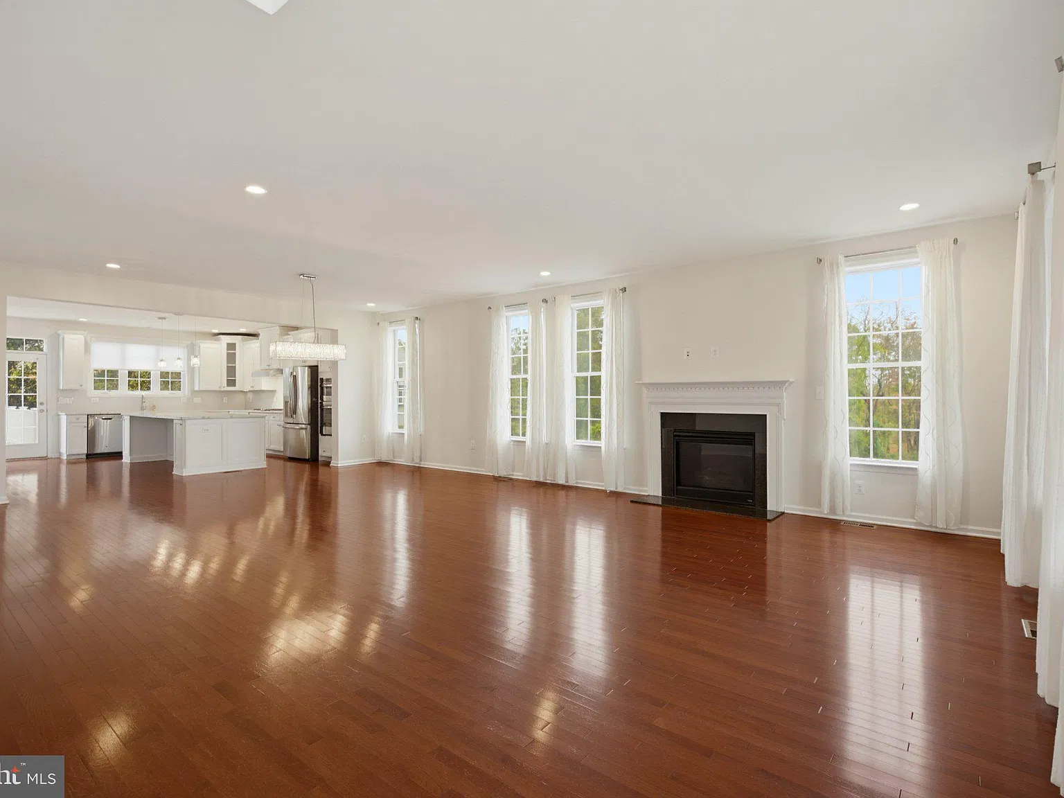 4 bed, 5.0 bath, 4958 sqft, $4,690 — Photo 4