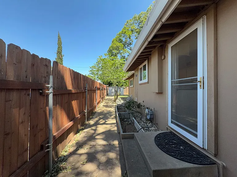 8945 Fashion Dr — Photo 27