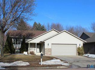 4904 E Fernwood Dr, Sioux Falls, SD 57110