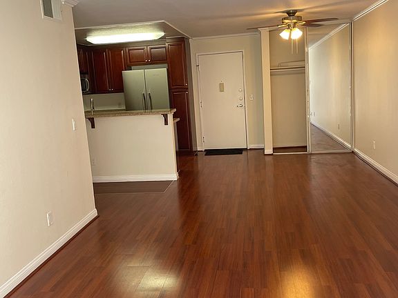 4th image of 5500 Owensmouth Ave APT 211