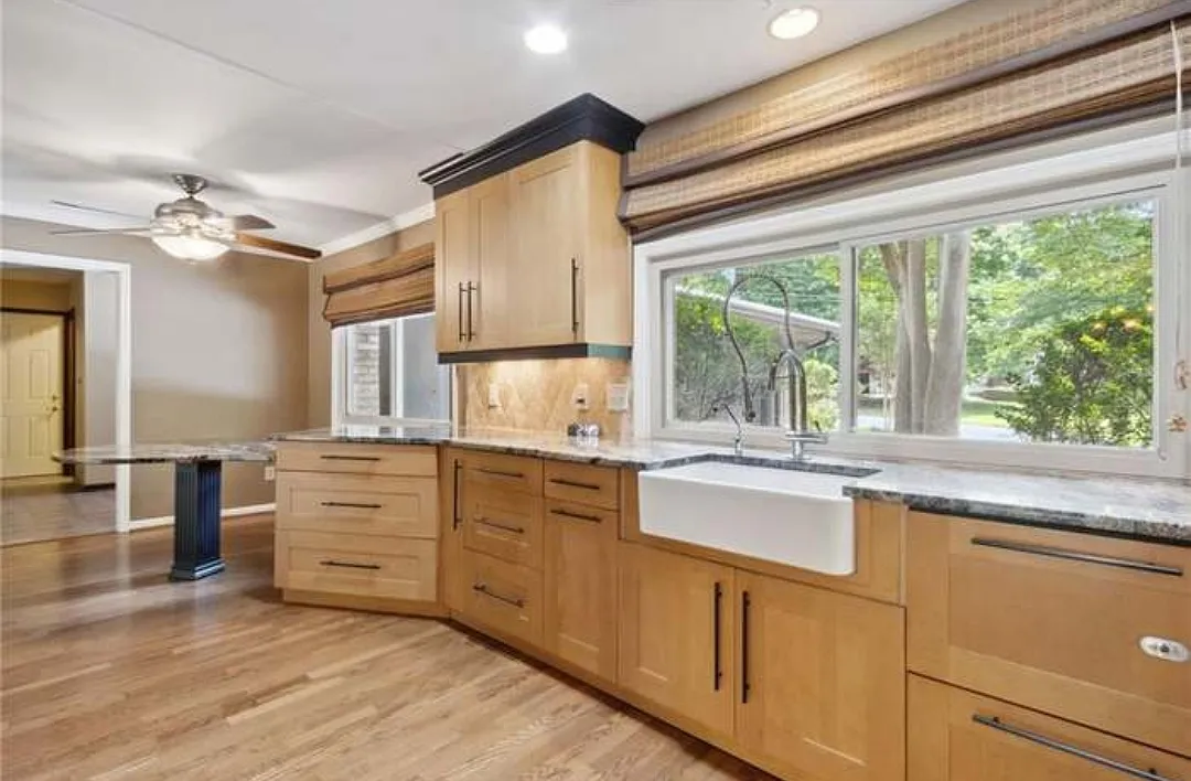 4 bed, 2713 sqft, $3,800 — Photo 4