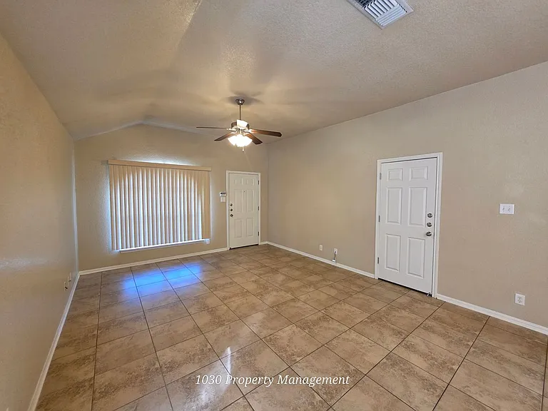 5804B Aquarius Dr — Photo 4