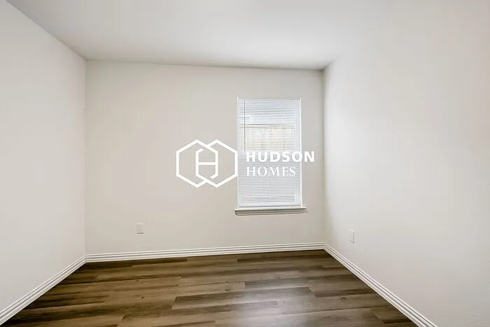 506 E Shepherd St — Photo 9