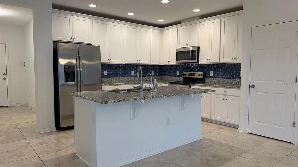 4 bed, 3.0 bath, 2098 sqft, $2,450 — Photo 4