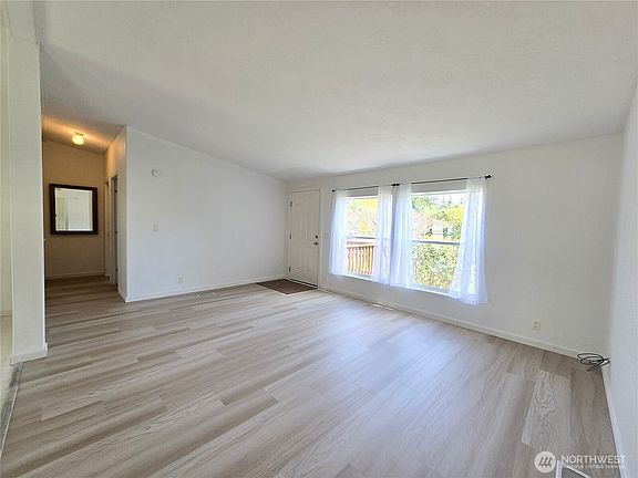 4th image of 207 Old Hill Road