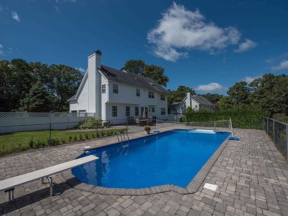 5th image of 7 Crest Hollow Ln