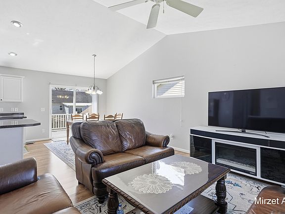 4th image of 300 Regent St SE
