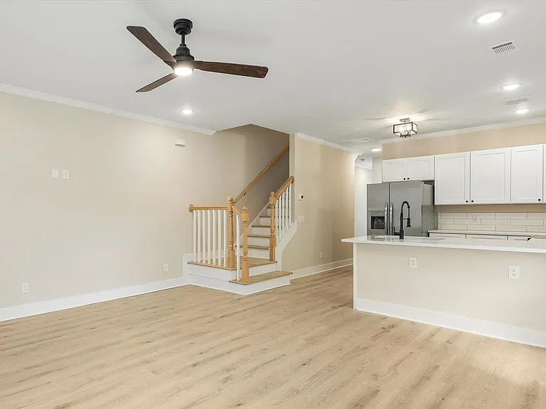 658 E Henry St — Photo 5