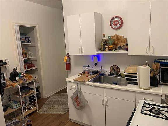 3rd image of 518 Glendon Ave