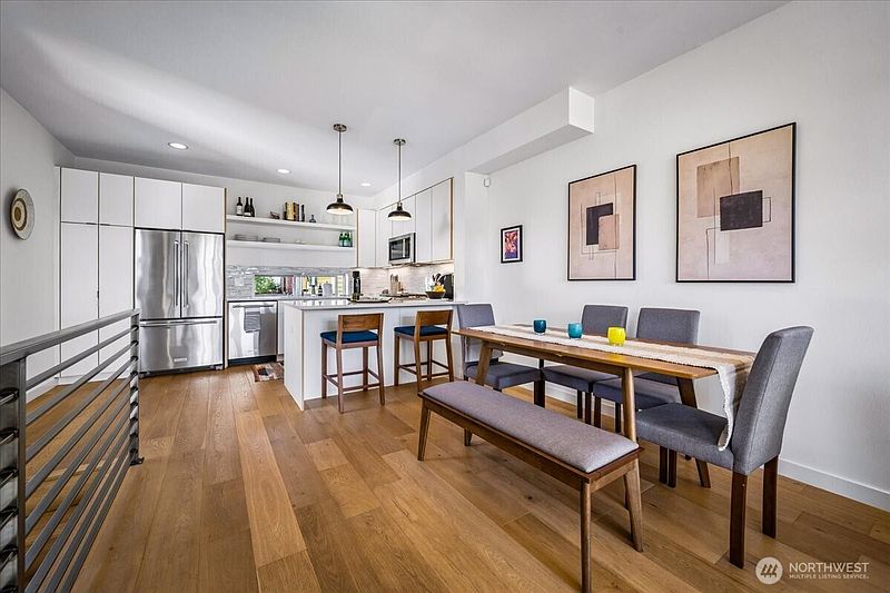 4th image of 930 28th Avenue S