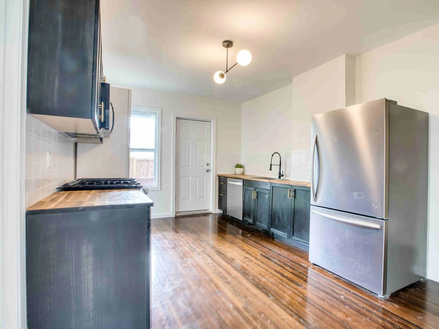 Generous size 2 bedroom for rent w/ Washer and Dryer — Photo 4