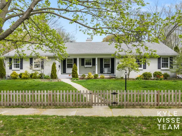 2405 Oakwood Dr SE, East Grand Rapids, MI 49506