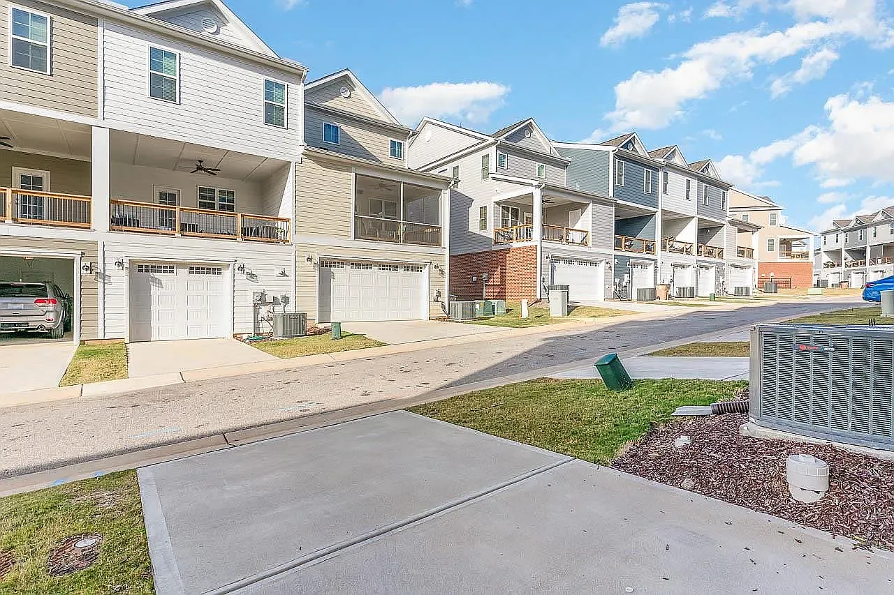 3 bed, 3.5 bath, 2289 sqft, $2,100 — Photo 3