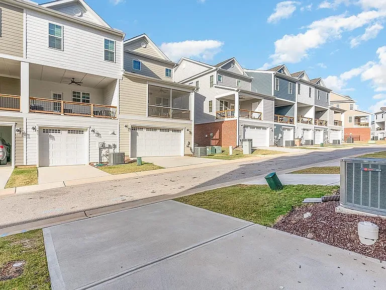 1006 Gateway Commons Cir — Photo 3