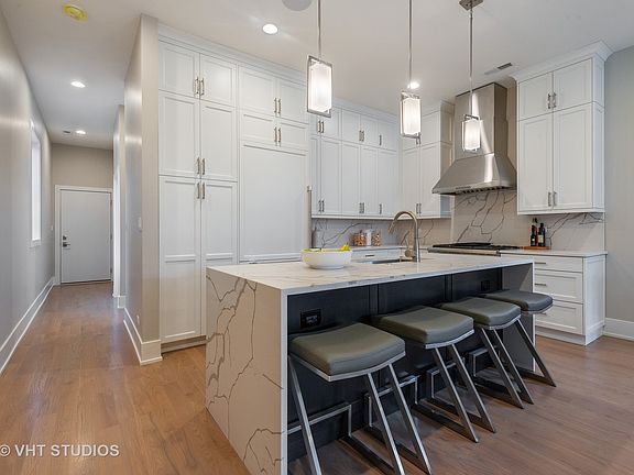 3rd image of 1933 N Kenmore Ave #2