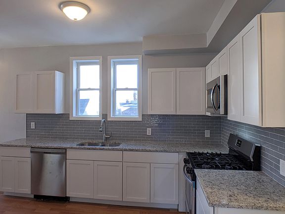 3rd image of 1520 W Melrose St APT 2R