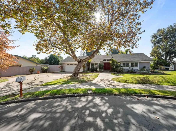 745 Blackhawk Cir, Vista, CA 92081