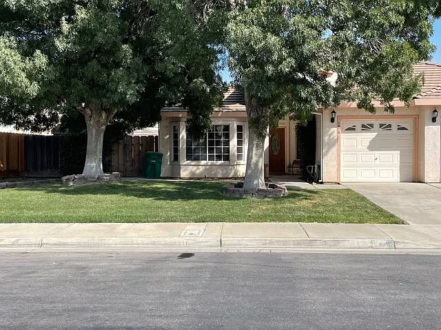 1878 Chapman Dr photo 1