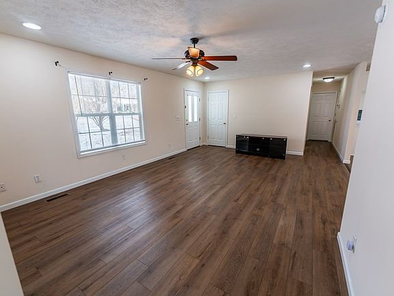 4th image of 400 Greenwood Dr