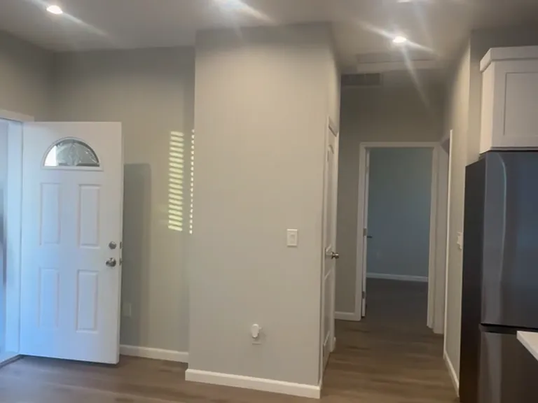 626 N Acacia Ave — Photo 2