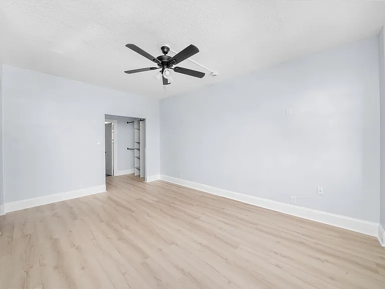University Manor Apartments — Photo 18