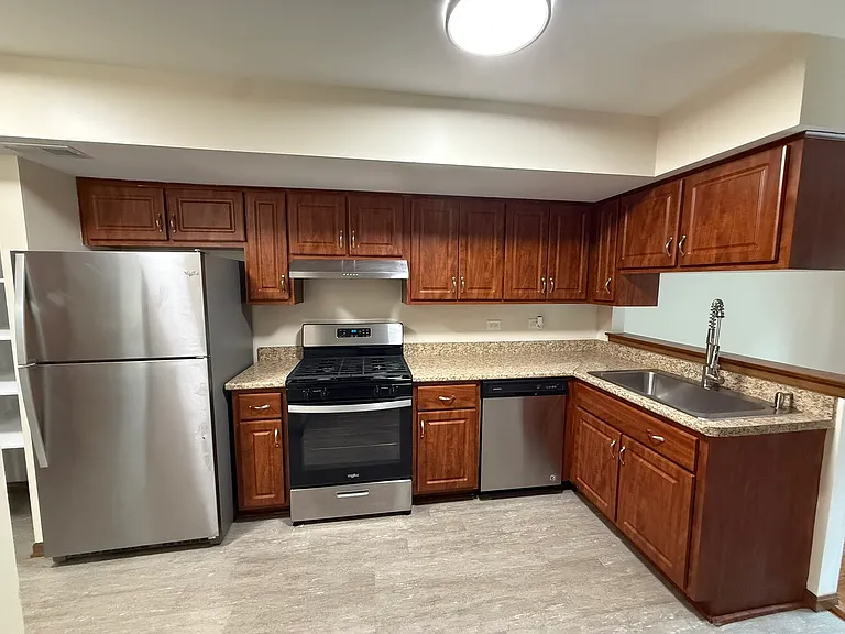 15546 Whitehall Ln — Photo 7