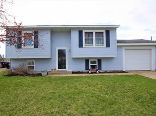 1222 Emerald Dr, Davenport, IA 52804